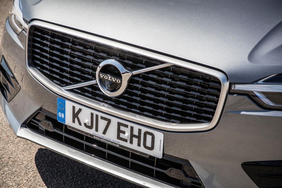Логотип Volvo XC60 D5 R-Deisgn 2017 года  (UK) (фото 58 из 82)